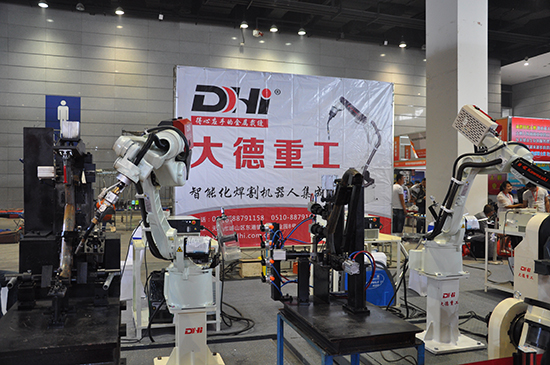 火爆的新能源電動汽車展-車架焊接的裁縫，大德焊接機器人       